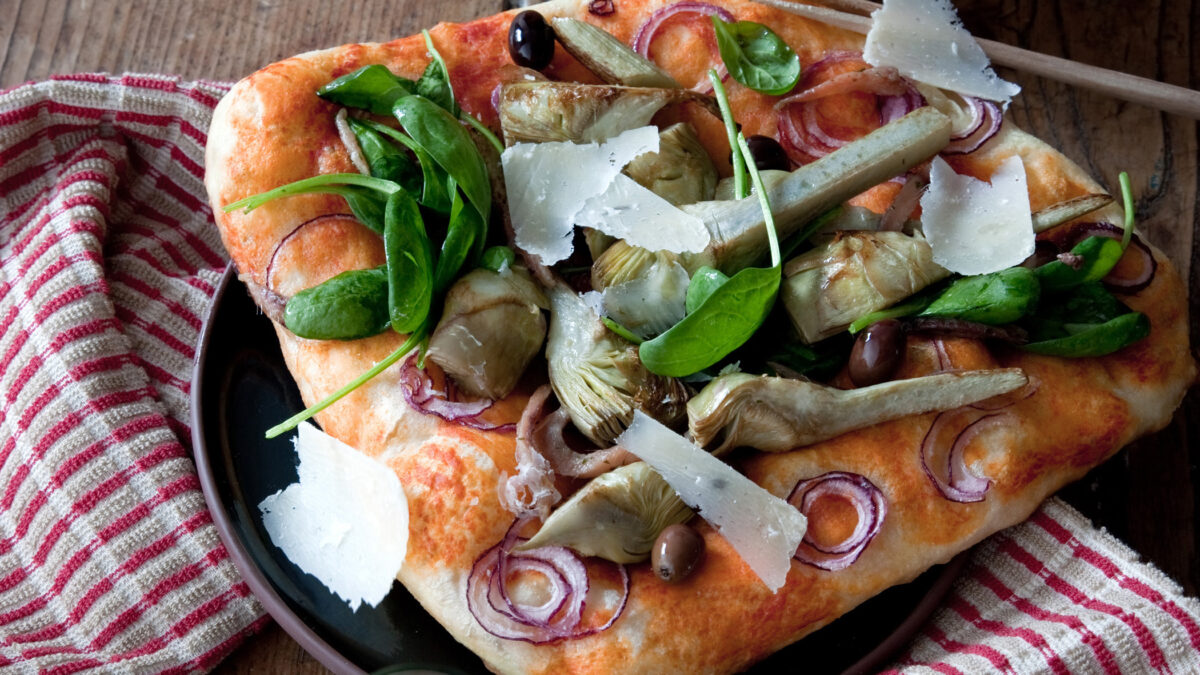 Pizza ortolana con carciofi, spinaci e raspadura