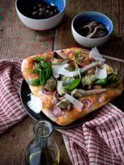 pizza-ortolana-con-carciofi-spinaci-e-raspadura