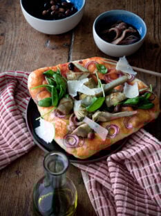 pizza-ortolana-con-carciofi-spinaci-e-raspadura