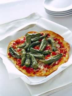 pizzette-con-peperoncini-verdi-e-scamorza