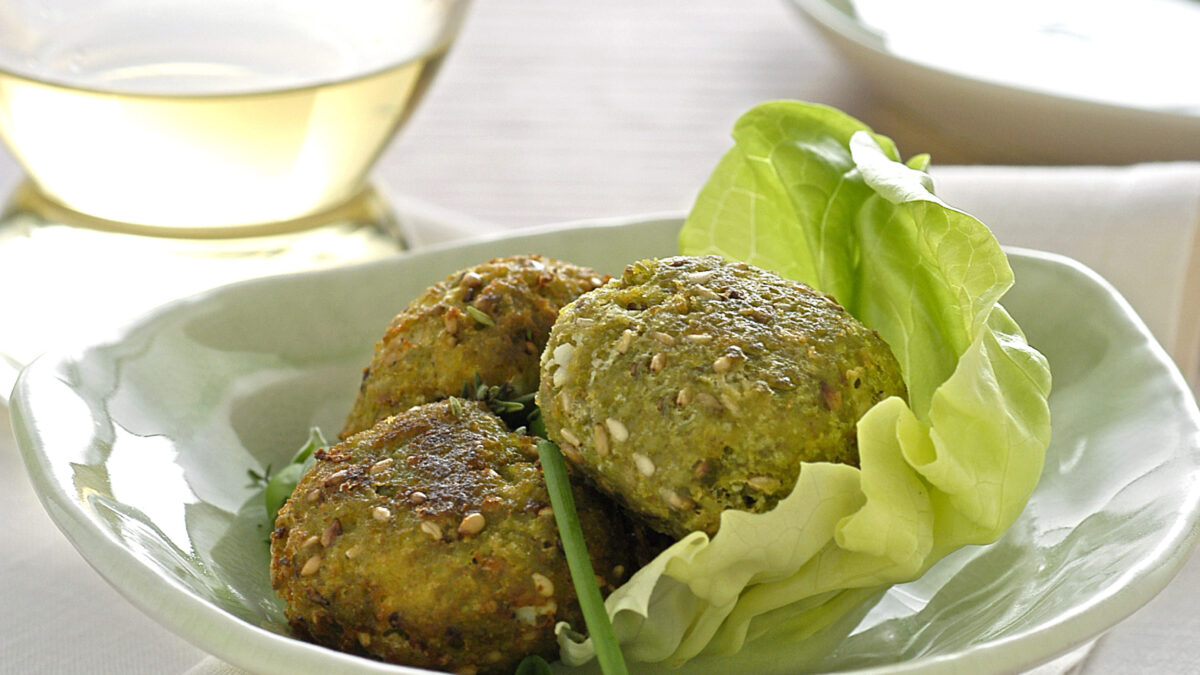 Polpette di piselli con feta e sesamo