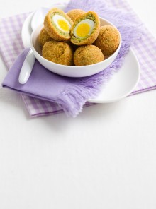 Polpette di carne e fave con l'ovetto