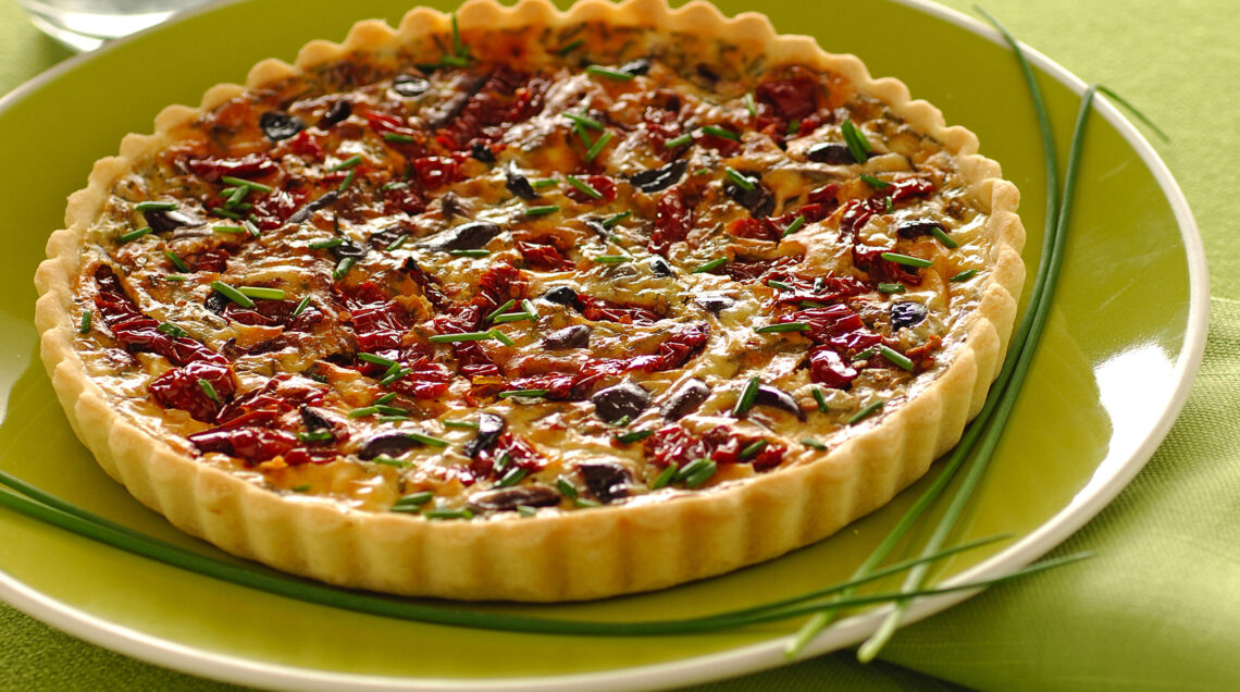 Quiche ai pomodori secchi e olive: fresca, estiva e gustosa