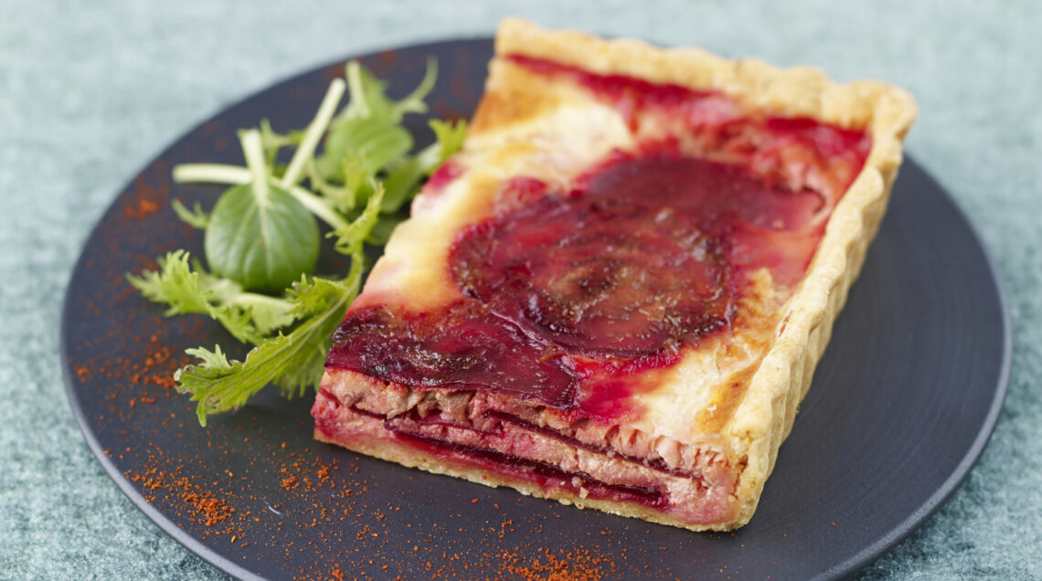 quiche-con-salmone-e-barbabietole-alla-panna