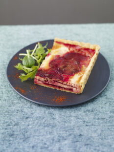 quiche-con-salmone-e-barbabietole-alla-panna