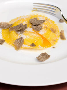 raviolone-con-uova-e-fonduta-al-tartufo