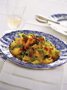 reginette-con-le-puntarelle-e-briciole-tostate