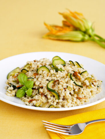 ricetta orzotto-con-zucchine-e-fiori-di-zucca