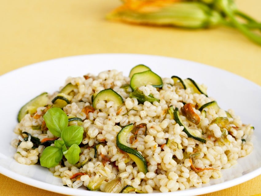 ricetta orzotto-con-zucchine-e-fiori-di-zucca