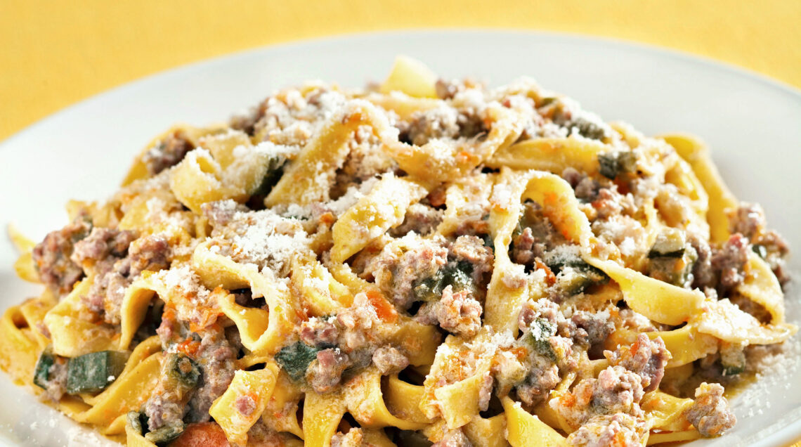 ricetta tagliatelle-con-ragu-di-verdure-e-salsiccia