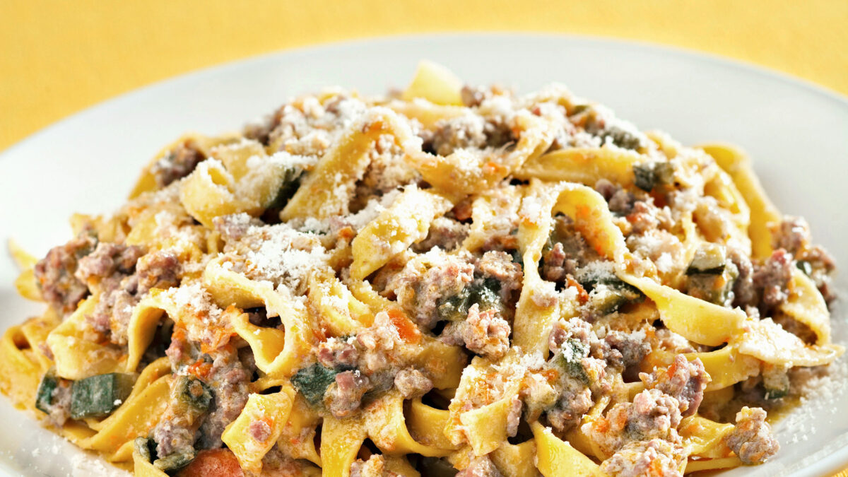 Le tagliatelle con ragù di verdure e salsiccia
