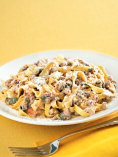 ricetta tagliatelle-con-ragu-di-verdure-e-salsiccia