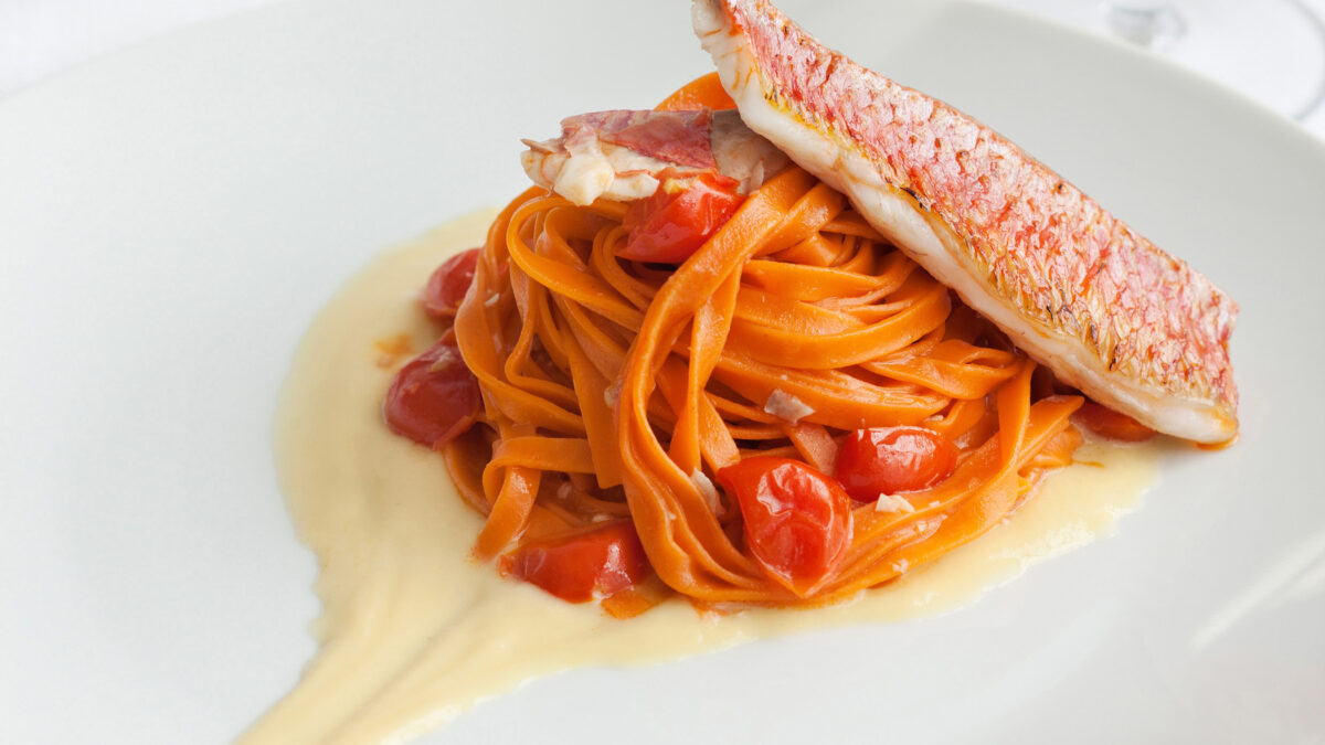 Tagliolini con triglie e crema di ceci