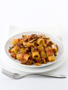 rigatoni-con-ragu-ai-funghi