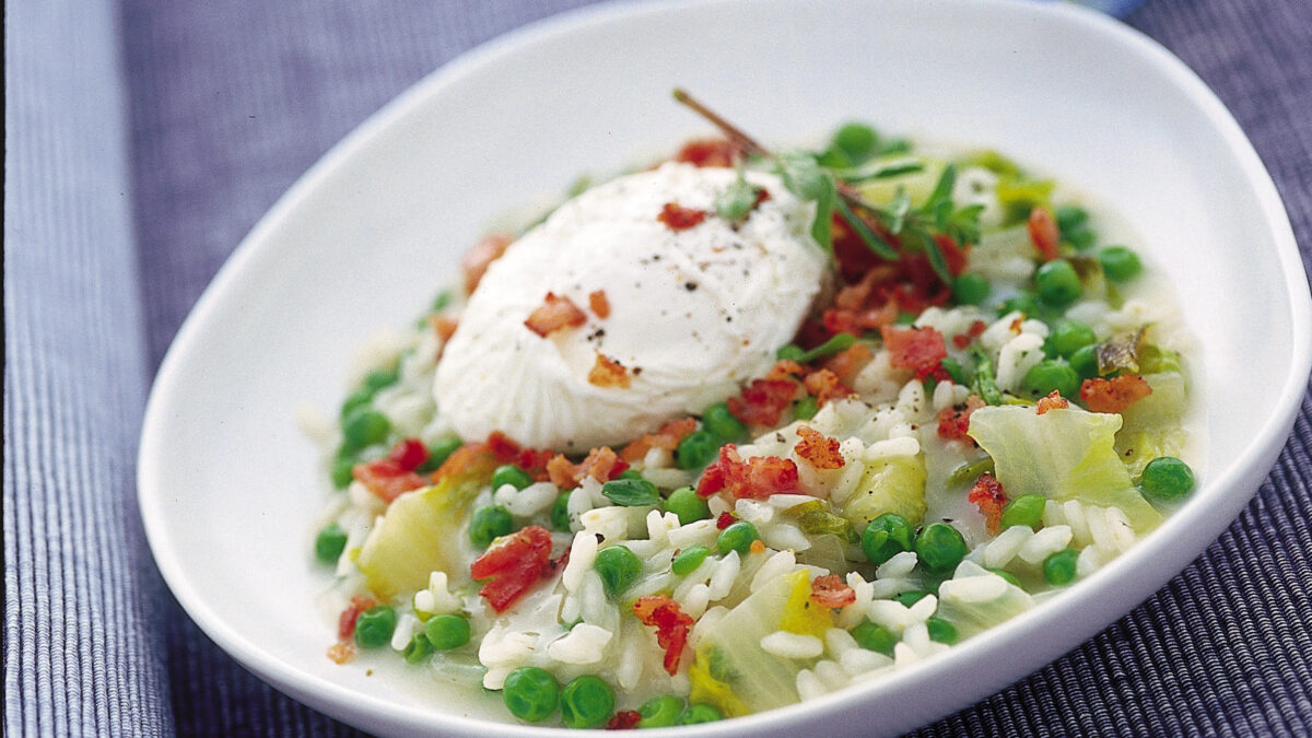 Risotto ai piselli e lattuga con uovo in camicia