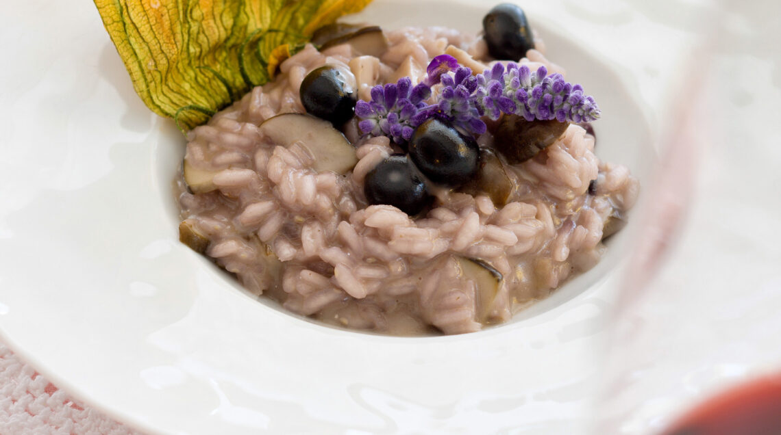 risotto-con-funghi-porcini-e-mirtilli-in-fiore-di-zucca ricetta