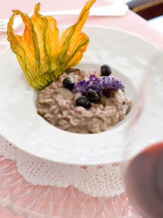 risotto-con-funghi-porcini-e-mirtilli-in-fiore-di-zucca ricetta