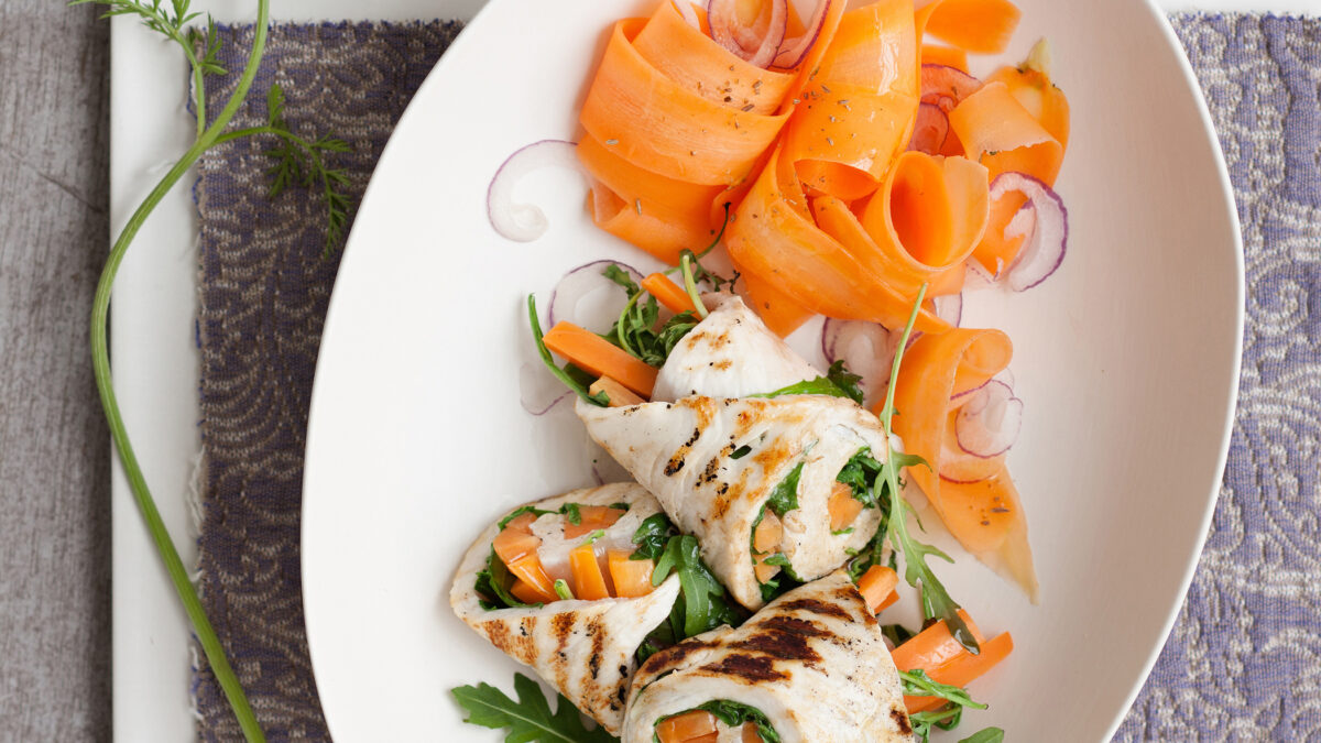 Rotolini di pollo con carote e rucola al cumino