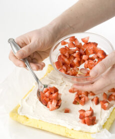 rotolo-con-crema-e-fragole preparazione