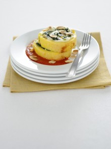 Rotolo con mozzarella, spinacini e mandorle