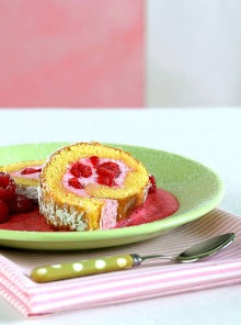 Il rotolo con panna e lamponi