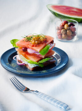 sandwich-di-anguria, lattuga, formaggio, olive, pomodoro