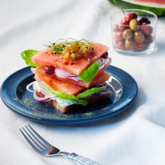sandwich-di-anguria, lattuga, formaggio, olive, pomodoro