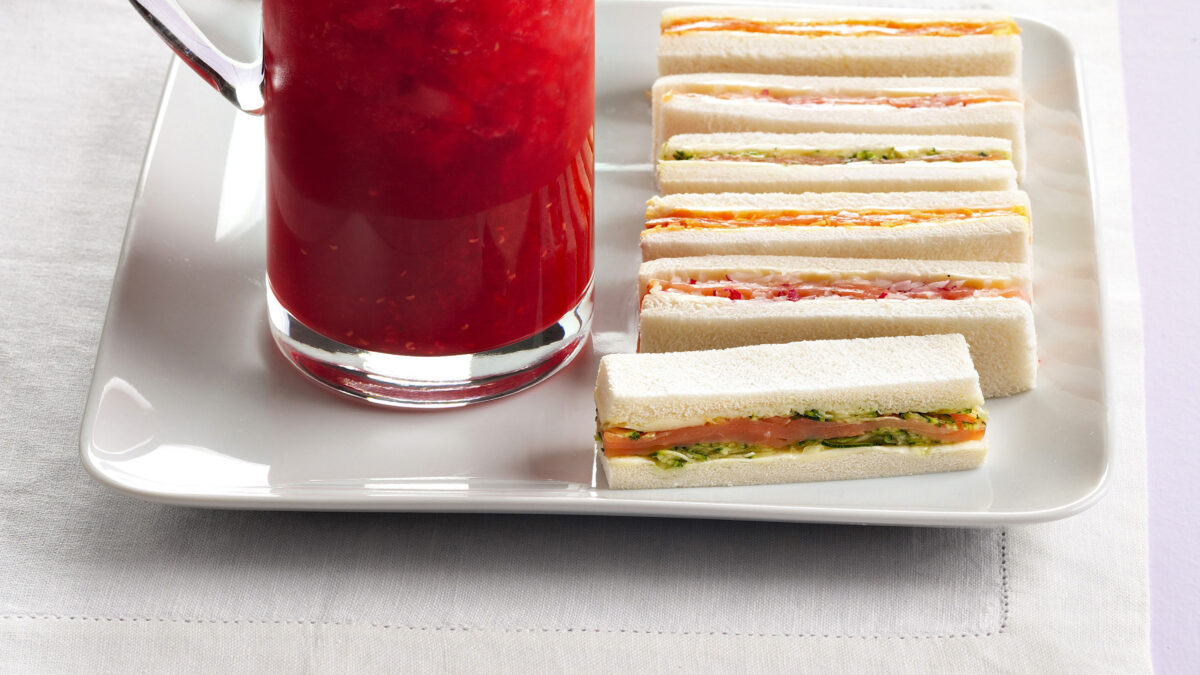 Sandwich di salmone e verdure, soffici e gustosi