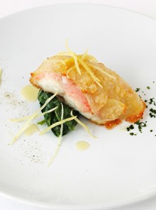 Le scaloppe di pesce al limone con gamberi