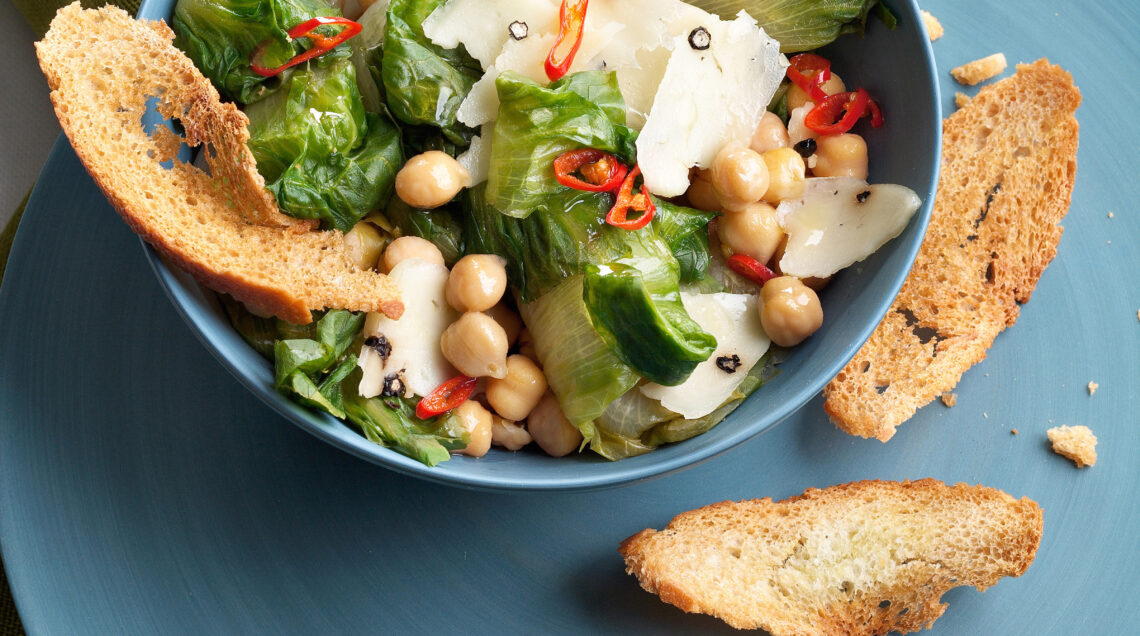 scarola-piccantina-con-ceci-cacio-e-pane-croccante