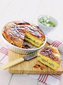 Schiacciata di patate e tonno con salsa alle erbe