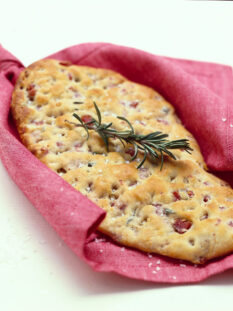 schiacciata-saporita-alle-noci-con-salvia-e-rosmarino