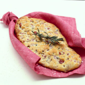 schiacciata-saporita-alle-noci-con-salvia-e-rosmarino