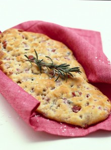 La schiacciata saporita alle noci con salvia e rosmarino