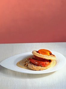 Le sfogliatine di cachi con salsa alle nocciole
