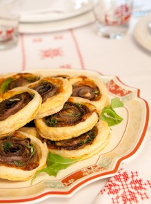 Sfogliatine con taleggio e cipolla