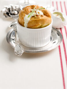 souffle-di-gorgonzola-con-salsa-di-porri