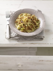Spaghetti ai cipollotti con pane ai semi tostato