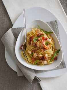 spaghetti-alla-carbonara-con-mazzancolle-e-rucola