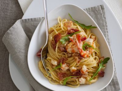 spaghetti-alla-carbonara-con-mazzancolle-e-rucola