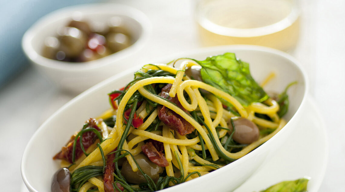 spaghetti-alla-chitarra-con-agretti-olive-pomodorini-secchi-e-basilico-fritto