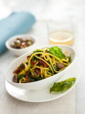 spaghetti-alla-chitarra-con-agretti-olive-pomodorini-secchi-e-basilico-fritto