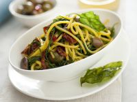 spaghetti-alla-chitarra-con-agretti-olive-pomodorini-secchi-e-basilico-fritto
