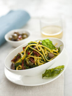 spaghetti-alla-chitarra-con-agretti-olive-pomodorini-secchi-e-basilico-fritto