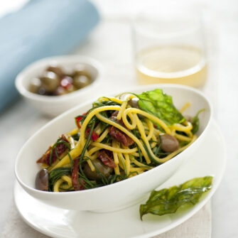 spaghetti-alla-chitarra-con-agretti-olive-pomodorini-secchi-e-basilico-fritto