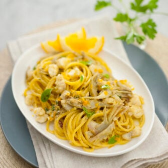 spaghetti-alla-chitarra-con-ragu-bianco-di-pescatrice-e-carciofi-e-burro-profumato-allarancia-e-maggiorana