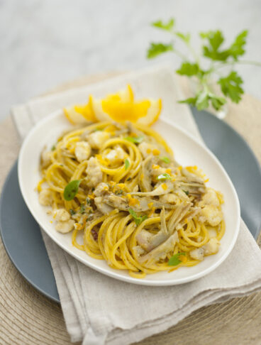 spaghetti-alla-chitarra-con-ragu-bianco-di-pescatrice-e-carciofi-e-burro-profumato-allarancia-e-maggiorana