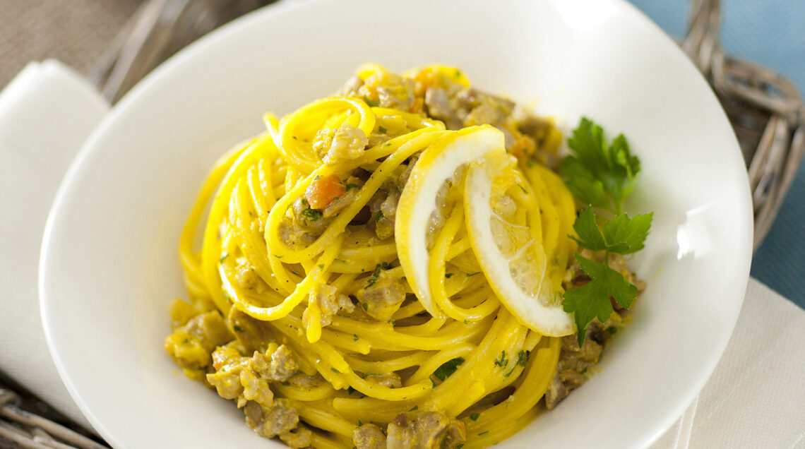 spaghetti-alla-chitarra-con-sugo-di-agnello-in-salsa-di-limone