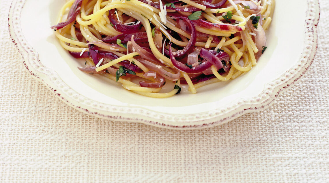 spaghetti-alla-cipolla-rossa-e-acciughe-sotto-sale ricetta