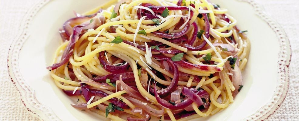 spaghetti-alla-cipolla-rossa-e-acciughe-sotto-sale ricetta